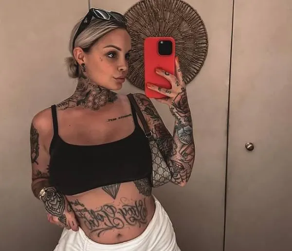 Pommeline Tillière viert haar 32e verjaardag door een snikhete foto te delen die dagen op je netvlies blijft plakken