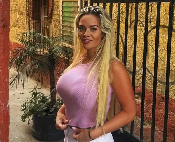 Ashley uit Big Brother gooit haar twee 'kroonjuwelen' in de strijd met heter dan hete kiekjes