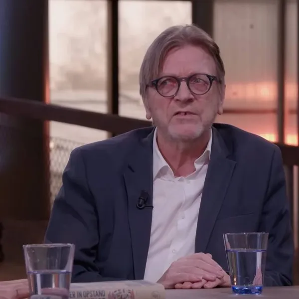 "Schande voor ons land!" — Guy Verhofstadt rijdt door rood maar krijgt geen straf, uitleg van rechter is 'speciaal'