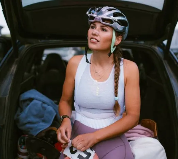 Het bezwete, afgetrainde lijf van Puck Moonen versus twee prachtige auto's: wie krijgt de meeste aandacht? (foto's)
