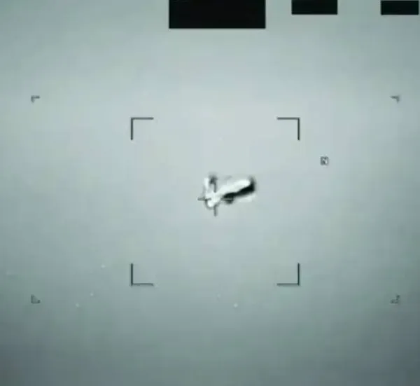 Pentagon geeft nieuwe lading UFO-video's vrij: beelden tonen mysterieuze interacties met vliegtuigen