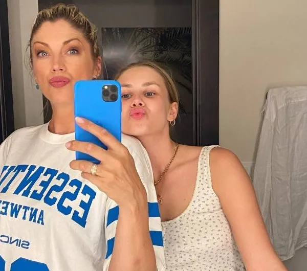 Kelly Pfaff onthult hoe én wanneer ze Shania uitlegde 'waar de klepel hangt': "En je hebt ook nog altijd twee vingers..."