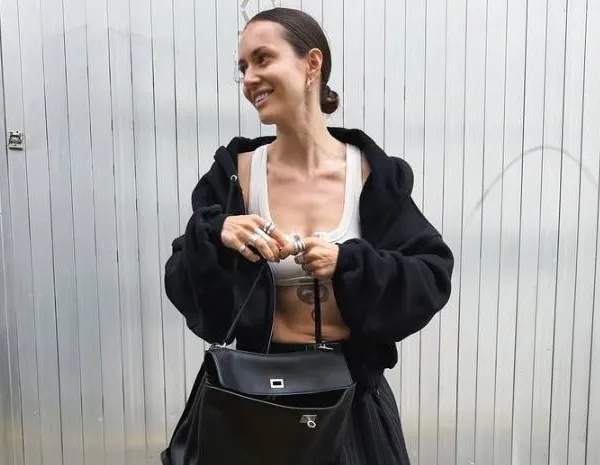 Zoals we ze kennen (en graag hebben): Jitske Van de Veire trotseert de hitte met een pak zelfliefde (en in bikini)