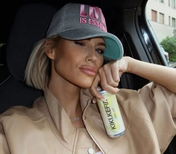 'Real Housewife' Amy pronkt in een zomerse outfit en iedereen zegt hetzelfde: "Een prinses!" (foto's)