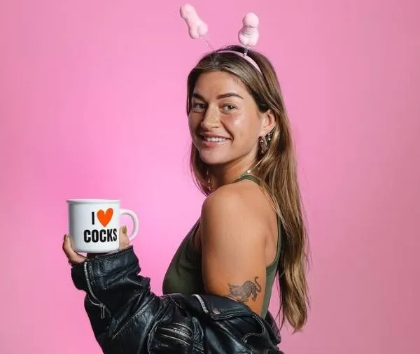 Populaire Nederlandse influencer maakt filmpje en plots passeert daar haar... favoriete pikante speeltje