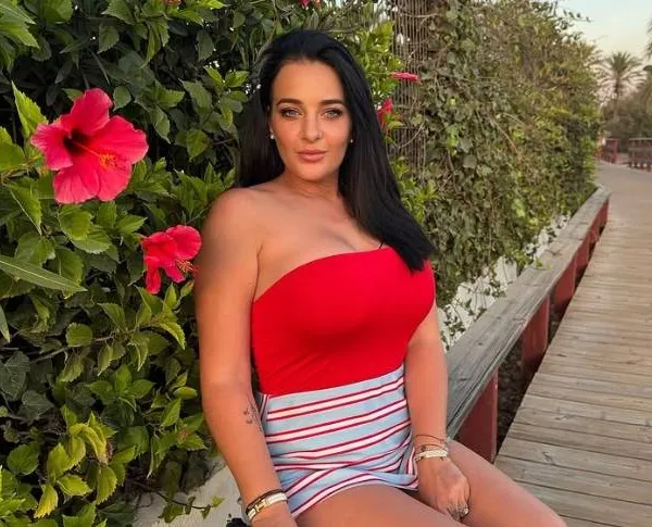 Nicolleke uit 'Massa is Kassa' pronkt met haar melkheuvels en de commentaren gaan weer los: "Heb je het koud?"
