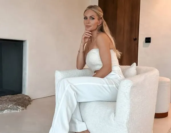 Tiffany, de vrouw van Louis Talpe, etaleert haar geweldige lijf in badpak... en daar kan je uren naar blijven kijken