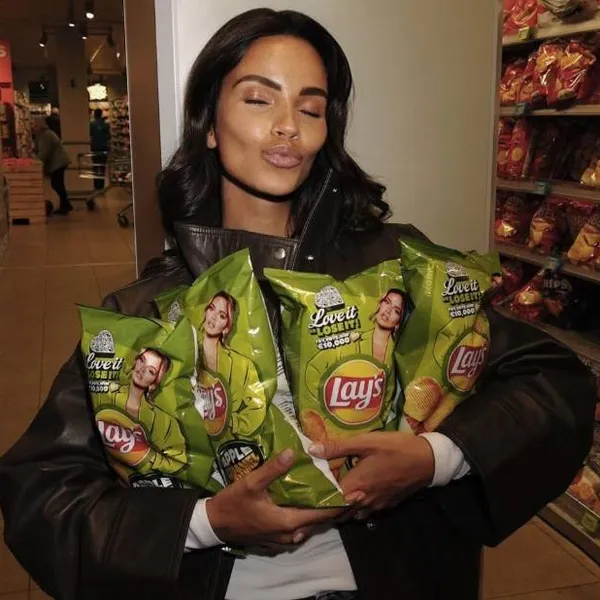 Gast kijkt deze snikhete lingeriefoto's van Monica Geuze en... vliegt bijna buiten: "Ze keek mee..."