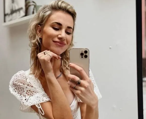 Hoogzwangere Lize Feryn slurpt aan een Calippo en showt haar bolle buik in bikini (foto's)