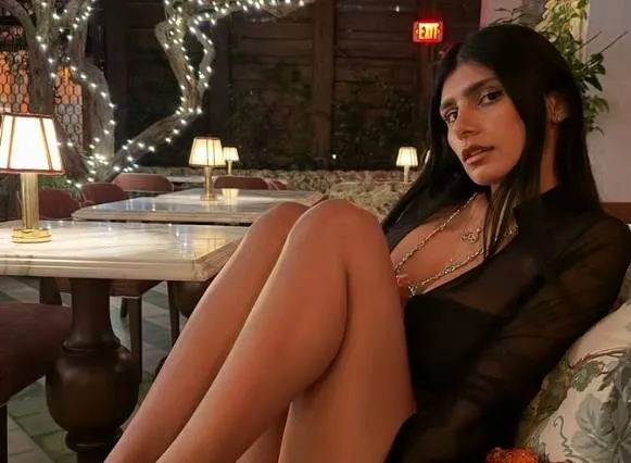 Mia Khalifa zoekt nog eens de grenzen van Instagram op door wel héél veel te laten zien (foto's)