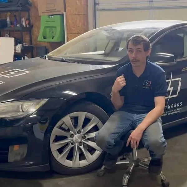 Zelf de batterij van je Tesla vervangen? Dit betaalde Alex toen hij het deed voor zijn wagen met 760.000 km...