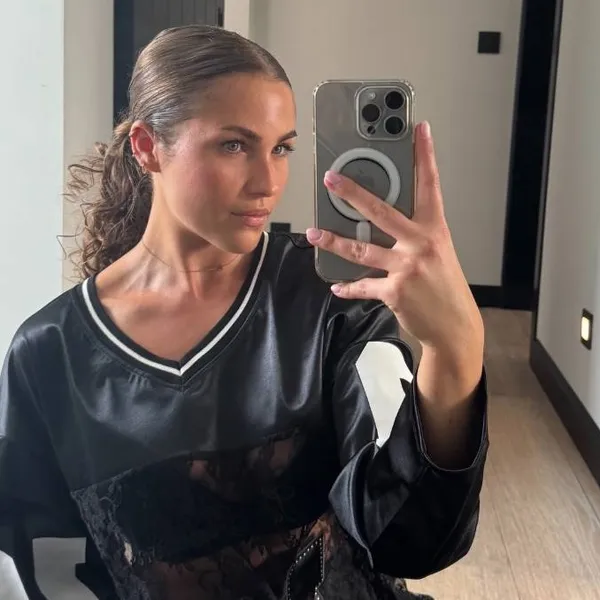 Temptation-Donna deelt wat fitnessfoto's en haar outfit zit goed strak... ook aan het billenwerk
