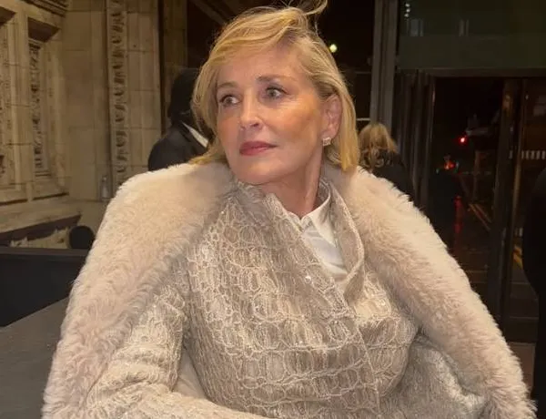 Sharon Stone steelt op haar 68e (!) nog steeds de show in bikini: "Zo puur en zo echt!" (foto's)