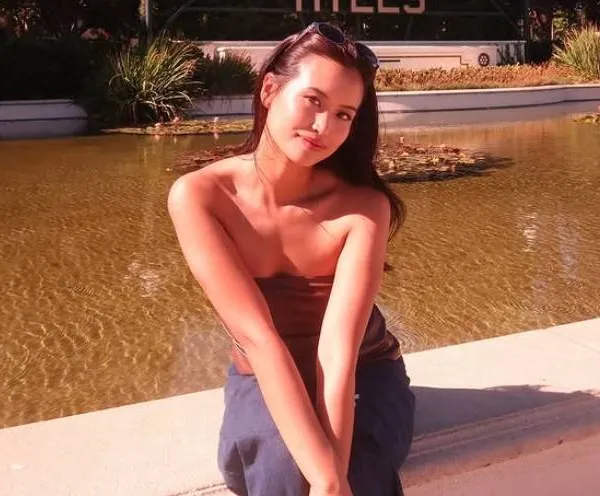 Ex-Miss België Angeline Flor Pua poseert in een jurk die bovenaan 'weinig verhullend' is... en dat is redelijk indrukwekkend