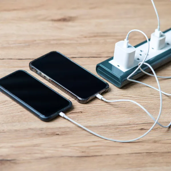 Waarschuwing voor ‘levensgevaarlijk’ smartphone-accessoire dat door populaire retailers verkocht wordt