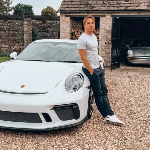 John (45) is een succesvol ondernemer en legt uit waarom een huis kopen een héél slechte investering is: "Immens veel risico's"
