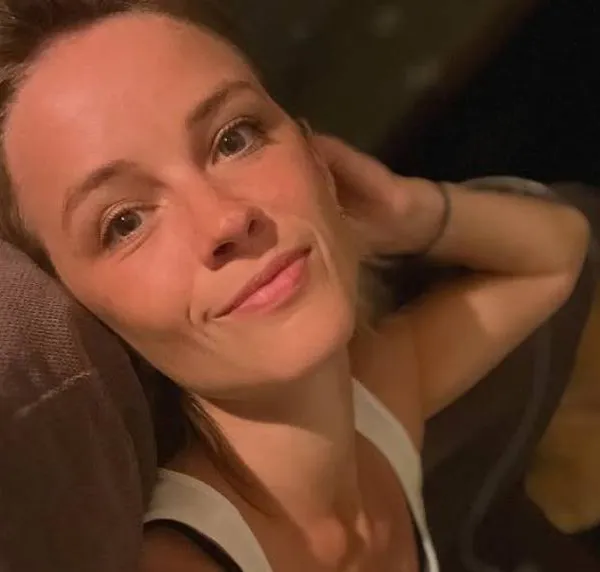 Erg heet (letterlijk): actrice Lynn Van Royen laat plots haar badpak zakken, maar doet dat niet zomaar (foto's)
