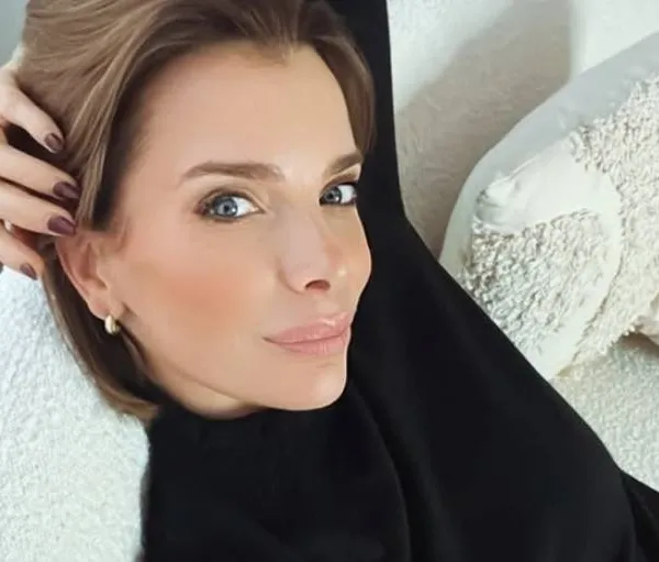 Griet Vanhees, vrouw van Anthony Kumpen, zorgt voor een serieus wauw-momentje in rood badpak (foto's)