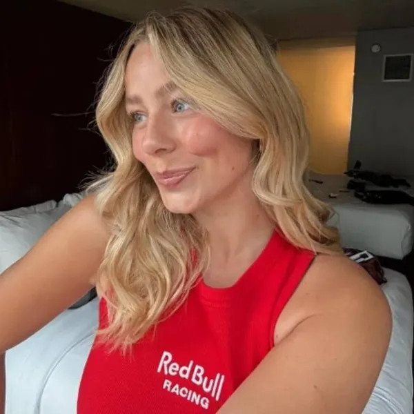 Steffi Mercie vertoeft in het zonnige Griekenland... en dus tovert ze haar bikini uit de reiskoffer (foto's)