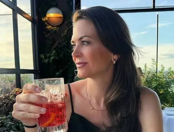 Astrid Coppens is 'on fire' en blijft ons maar bestoken met bikinifoto's die je doen duizelen