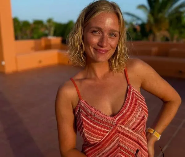 Julie Vermeire stuurt haar babe-gehalte nog wat de hoogte in met heerlijke bikinifoto