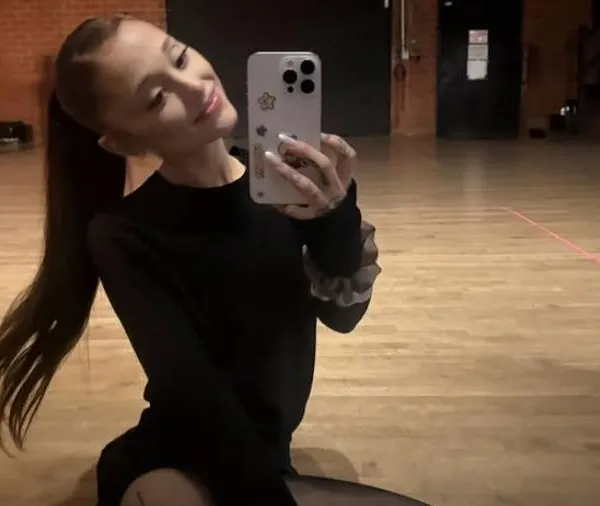 Ariana Grande toont (per ongeluk?) één van haar 'tsjoepen' op Instagram: "Was dit de bedoeling!?"