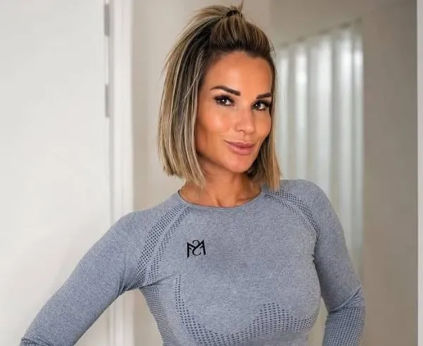 Vlaamse 'Mrs Worldwide' Deborah pakt uit in een bikini die weinig aan de verbeelding overlaat (foto's)