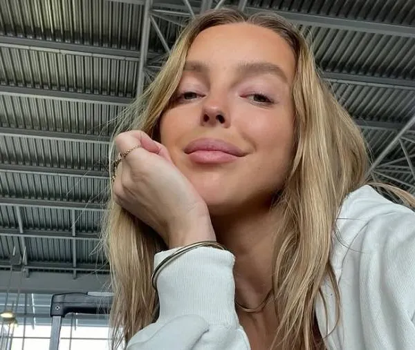 Luna Stevens vertoeft op het zonnige Mykonos... en dan mogen de rondingen al eens wat meer 'shinen' (foto's)