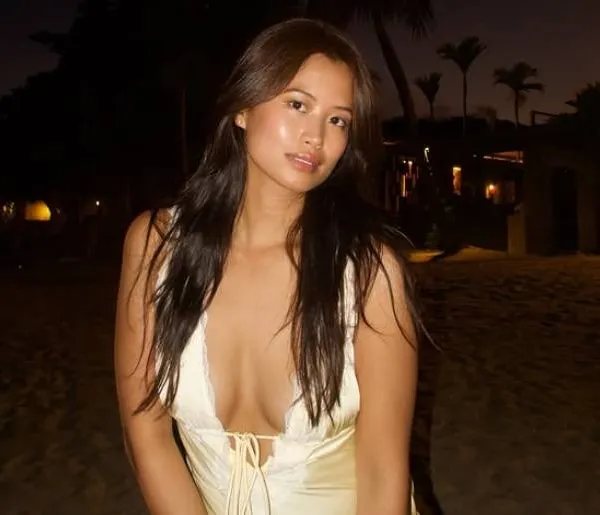 Ex-Miss België Angeline Flor Pua gooit nog eens al haar gigantische bikinitroeven op tafel: "Hoe heet is dit!"