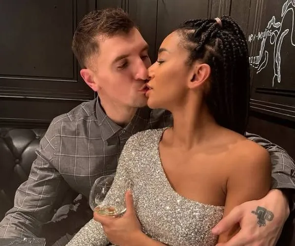 WAG-koorts - Opwarmen voor het WK met de lekkerste foto's van Deborah, de vrouw van Thomas Meunier