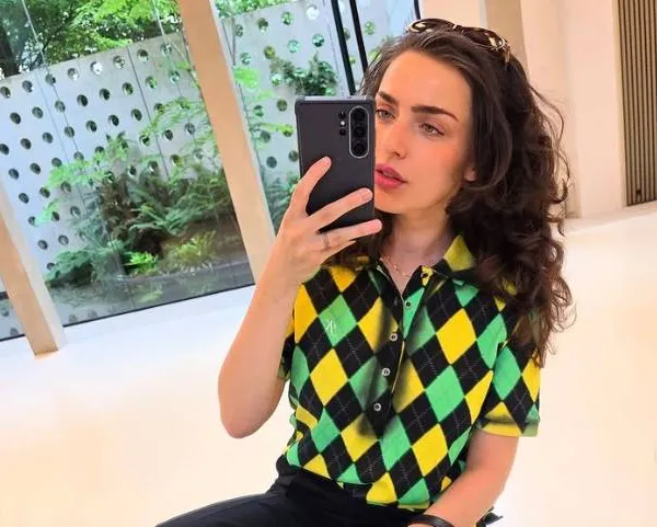 Olga Leyers deelt nog eens wat heerlijke (schaars geklede) kiekjes waar iedereen het wat warm van krijgt