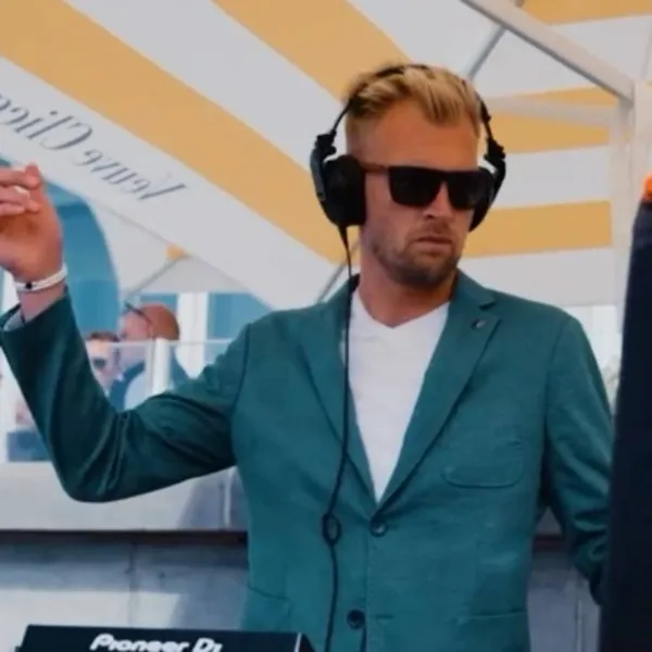 DJ RVG wil een punt maken over het gebruik van een USB-stick: "Er zijn hardnekkige misverstanden!"