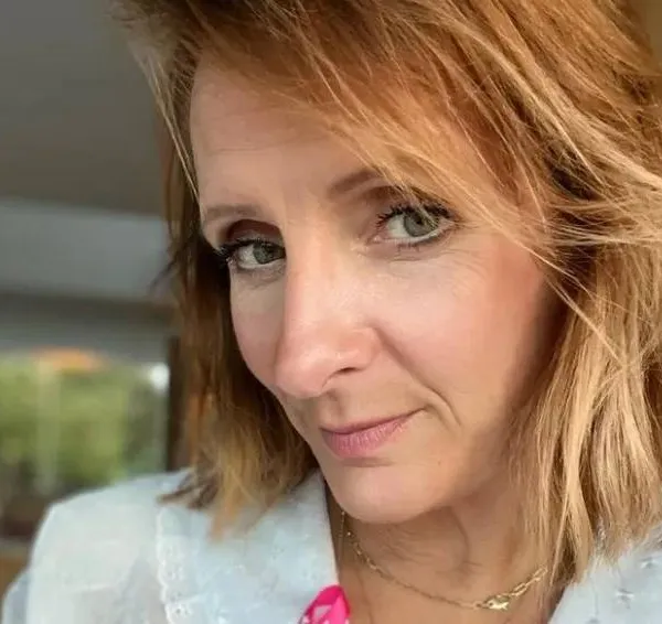 Een keer iets anders dan een koksmuts! Chef-kok Sofie Dumont pronkt in badpak: "Wat een powerwoman!"