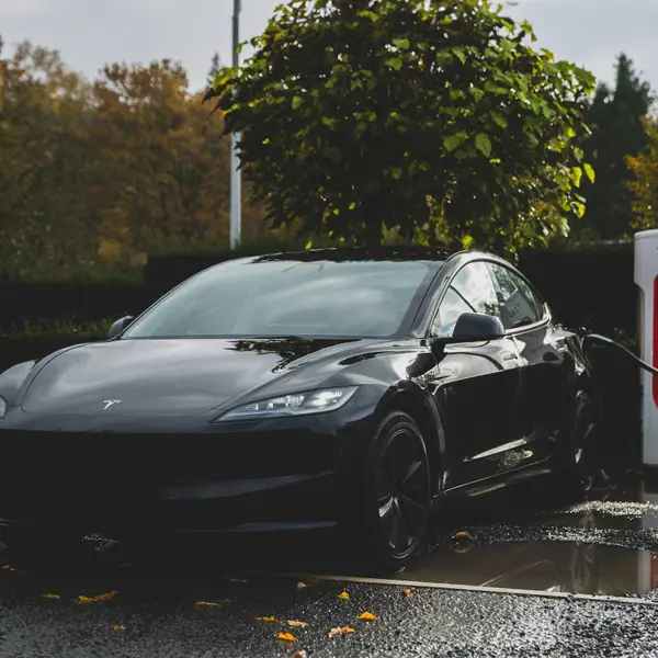 Vergelijking tussen nieuwe en ‘versleten’ Tesla onthult verrassende waarheid: “Gooi die mythe in de vuilbak!”