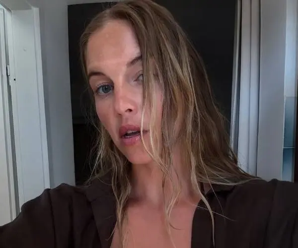 Fan of geen fan van selfies... Als het er eentje is van Bab Buelens in bikini, dan moet je wel hoera roepen!