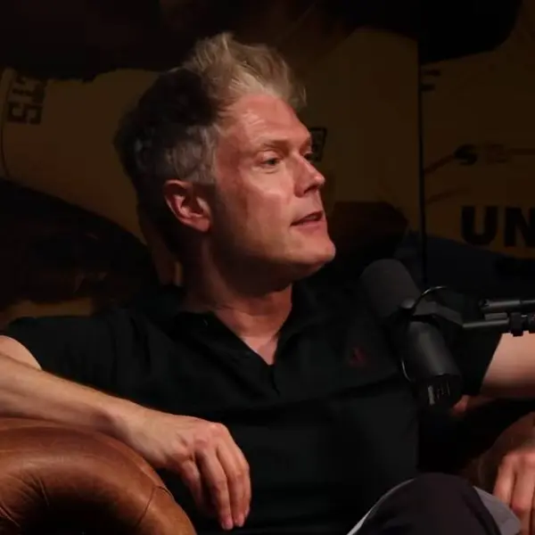 Daarom slaapt Maarten Vangramberen tijdens de Tour de France op een fluokussen: "Dan verdwijnt dat..."