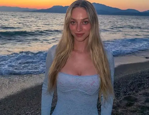 Stem als een nachtegaal, bikinilijf om U tegen te zeggen: Camille pakt uit met snikhete vakantiefoto's