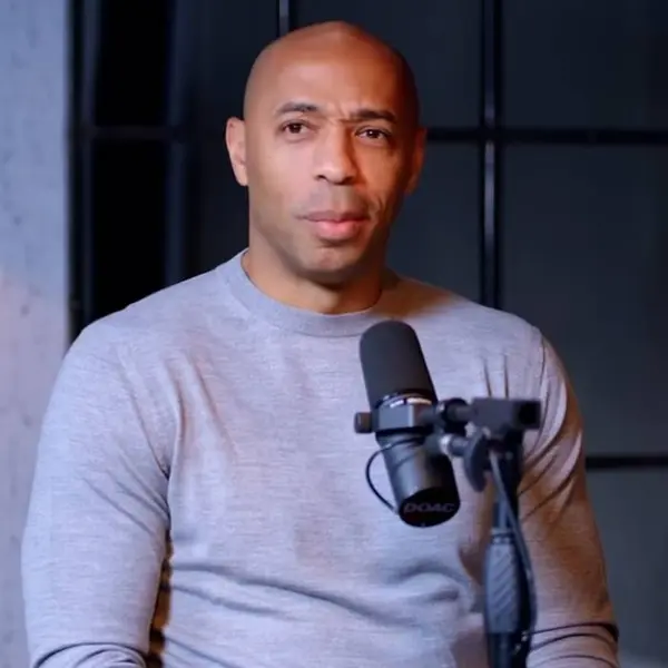Thierry Henry (48) showt nog eens zijn sixpack en iedereen is omver geblazen: "Hoe kan dat!?"