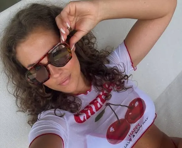 Temptation-Donna in bikini... daar kan zelfs de comeback van de Rode Duivels niet tegenop (toch?)