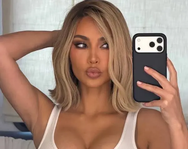 Kim K. een 'godin' genoemd, maar ook bekritiseerd... De reden: een wel héél kleine bikini (foto's)