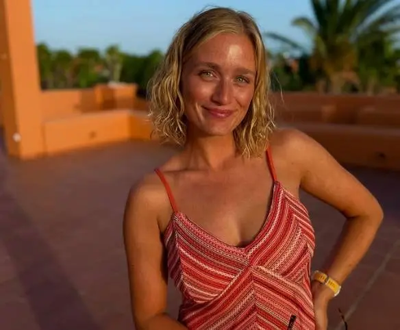 Julie Vermeire stuurt haar babe-gehalte nog wat de hoogte in door te poseren in een roze bikini