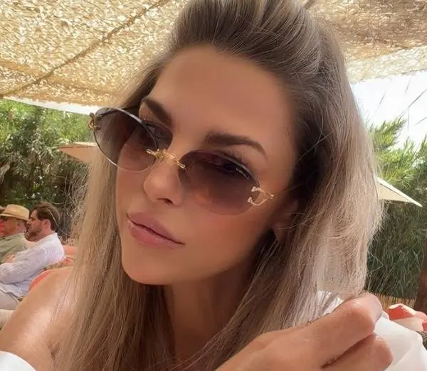Tanja Dexters die in bikini in het zwembad een dansje doet... daar kom je de dag wel mee door!