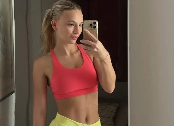 Thuis-actrice / DJ Apollonia Sterckx doet de temperatuur nóg wat stijgen met zinderende bikinifoto's
