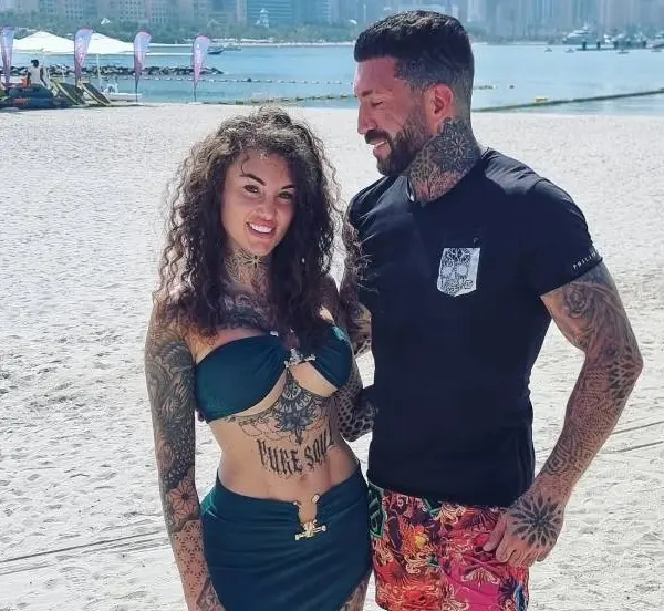 Ken je ze nog? Temptation-Rosanna zet (minimaal gekleed) haar tattoos én 'rondingen' ferm in de kijker!