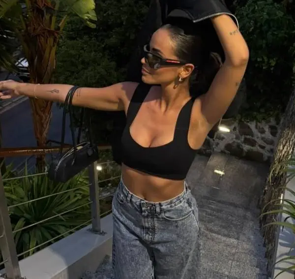 Monica Geuze haalt op Ibiza lustig de bikini's boven... en enkele van haar vriendinnen doen gezellig mee