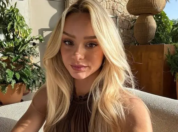 Alsof het nog niet heet genoeg is: Amy Sonck schittert in bikini én doorschijnende jurk! (foto's)