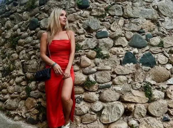 'Mol' Elisabet toont in bikini en 'spannende' outfits waarom ze ook na het programma super populair is gebleven