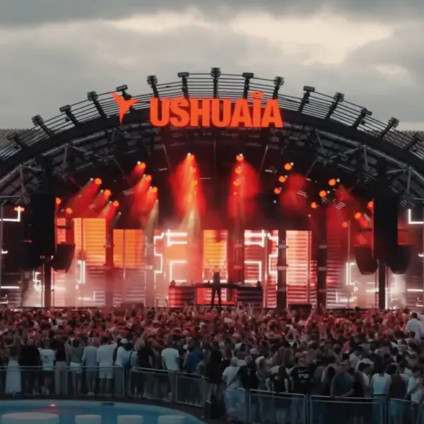 Waanzinnig duur! Dit zijn in 2026 de bizzare prijzen voor een flesje water of cocktail in Beachclub Ushuaïa op Ibiza