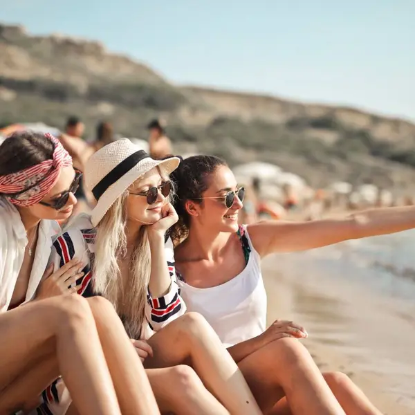 Experts waarschuwen dat vakantiefoto's delen 'gevaarlijk' kan zijn, en dat heeft alles te maken met...AI