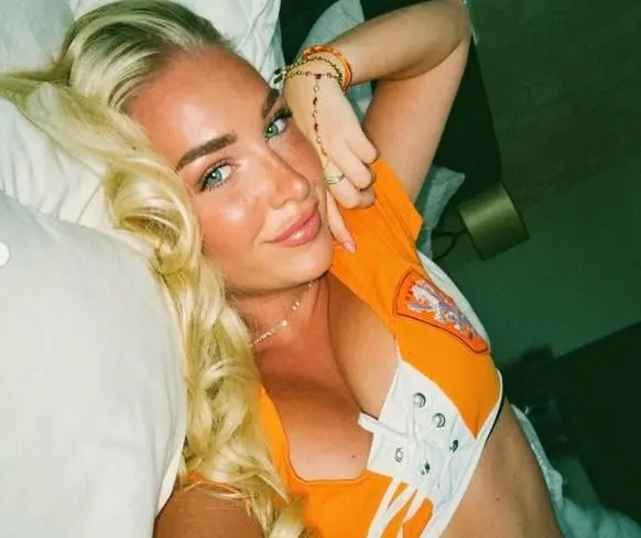 Hollandse knapperd Sterre Heijnen gooit weer lustig wat kleren uit... en wij hebben de foto's!